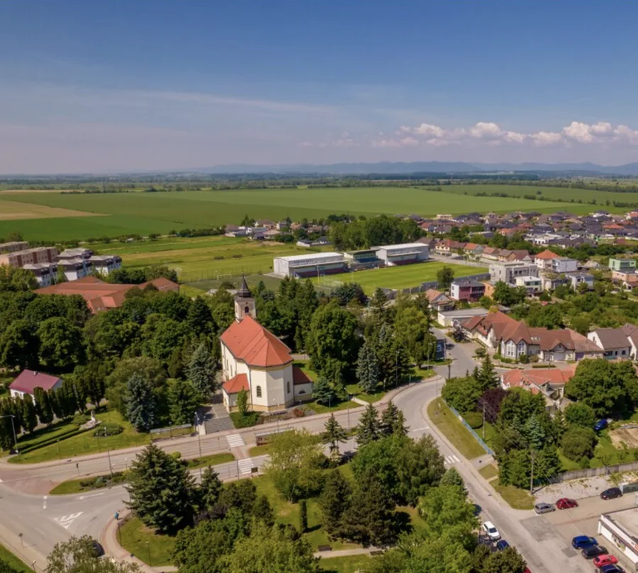 Letecký pohľad na Jaslovské Bohunice s kostolom a športovým areálom